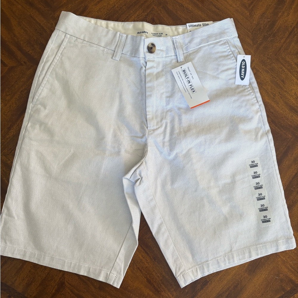 Old Navy Men's Flat Front Light Gray Shorts - Size 30